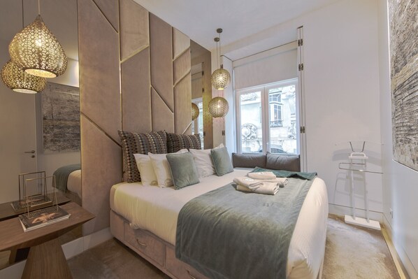 1 bedroom, bed sheets