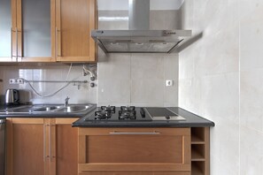 Microwave, dishwasher, coffee/tea maker, cookware/dishes/utensils - Ajuda Typical by Homing (Lisbon)