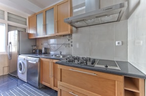 Microwave, dishwasher, coffee/tea maker, cookware/dishes/utensils