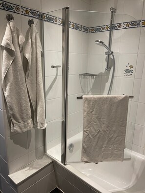 Haartrockner, Handtücher, Seife, Shampoo