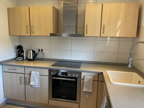 Fridge, oven, stovetop, dishwasher
