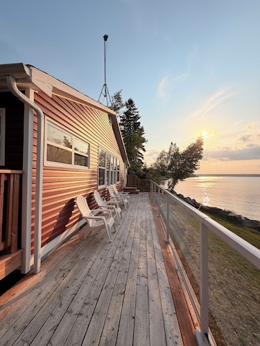 Beautiful two-bedroom waterfront cottage. Unbelievable Sunsets.