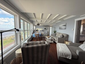 Smart-TV, DVD-spiller og bøker