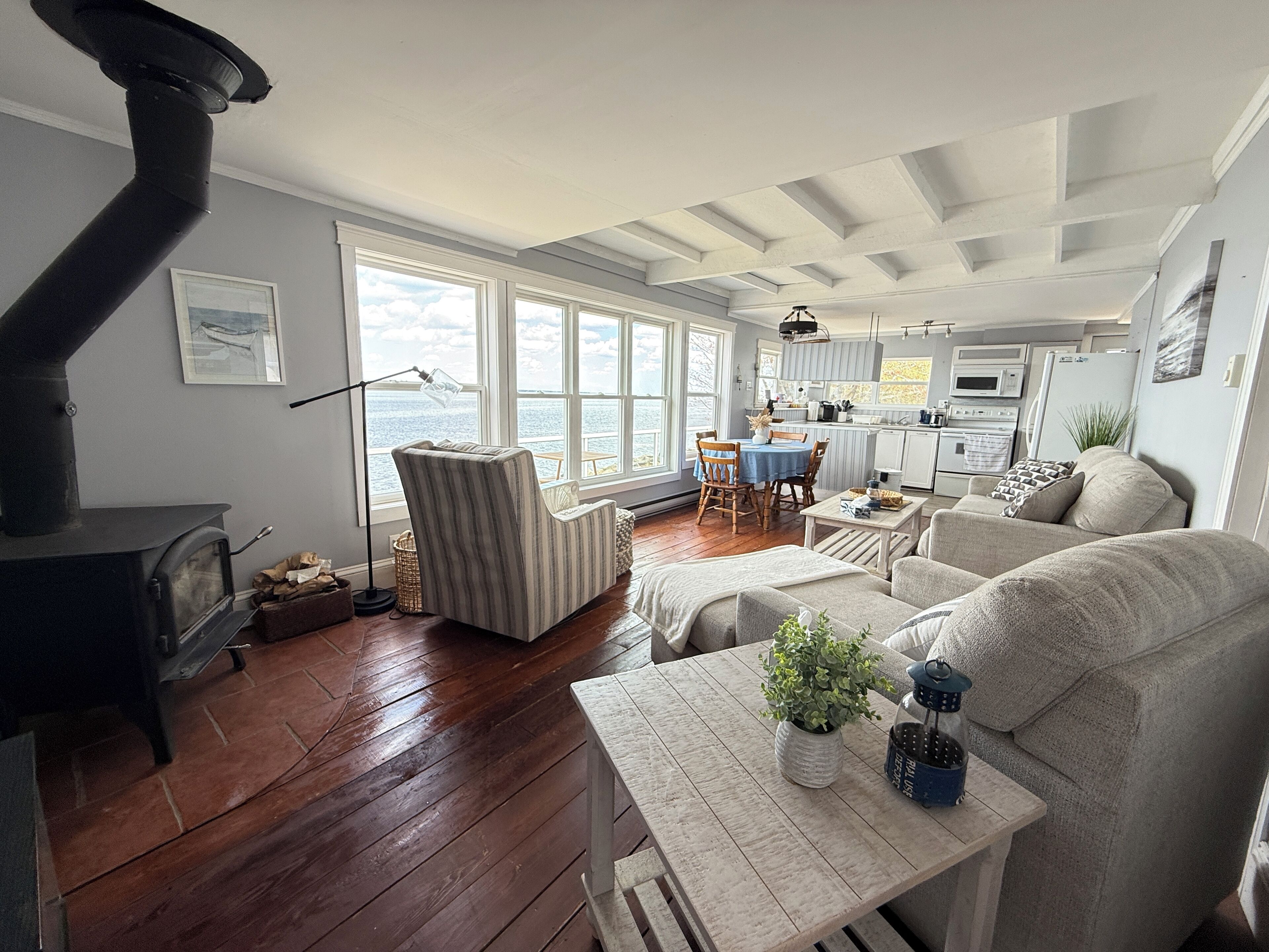 TV connectée, lecteur de DVD, livres