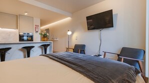 1 habitación, tabla de planchar con plancha, wifi gratis y ropa de cama
