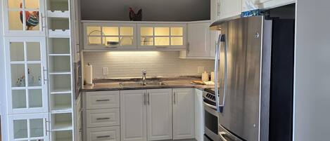 冷蔵庫、電子レンジ、オーブン、コンロ