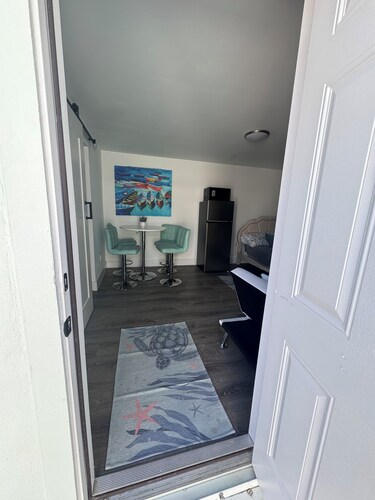 Cozy & modern guest house in Key West with AC, WiFi
