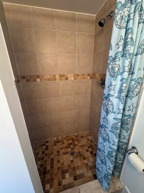 Towels, soap, toilet paper - Cozy & modern guest house in Key West with AC, WiFi (Key West)