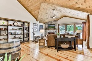 テレビ、暖炉、書斎 / ワークスペース