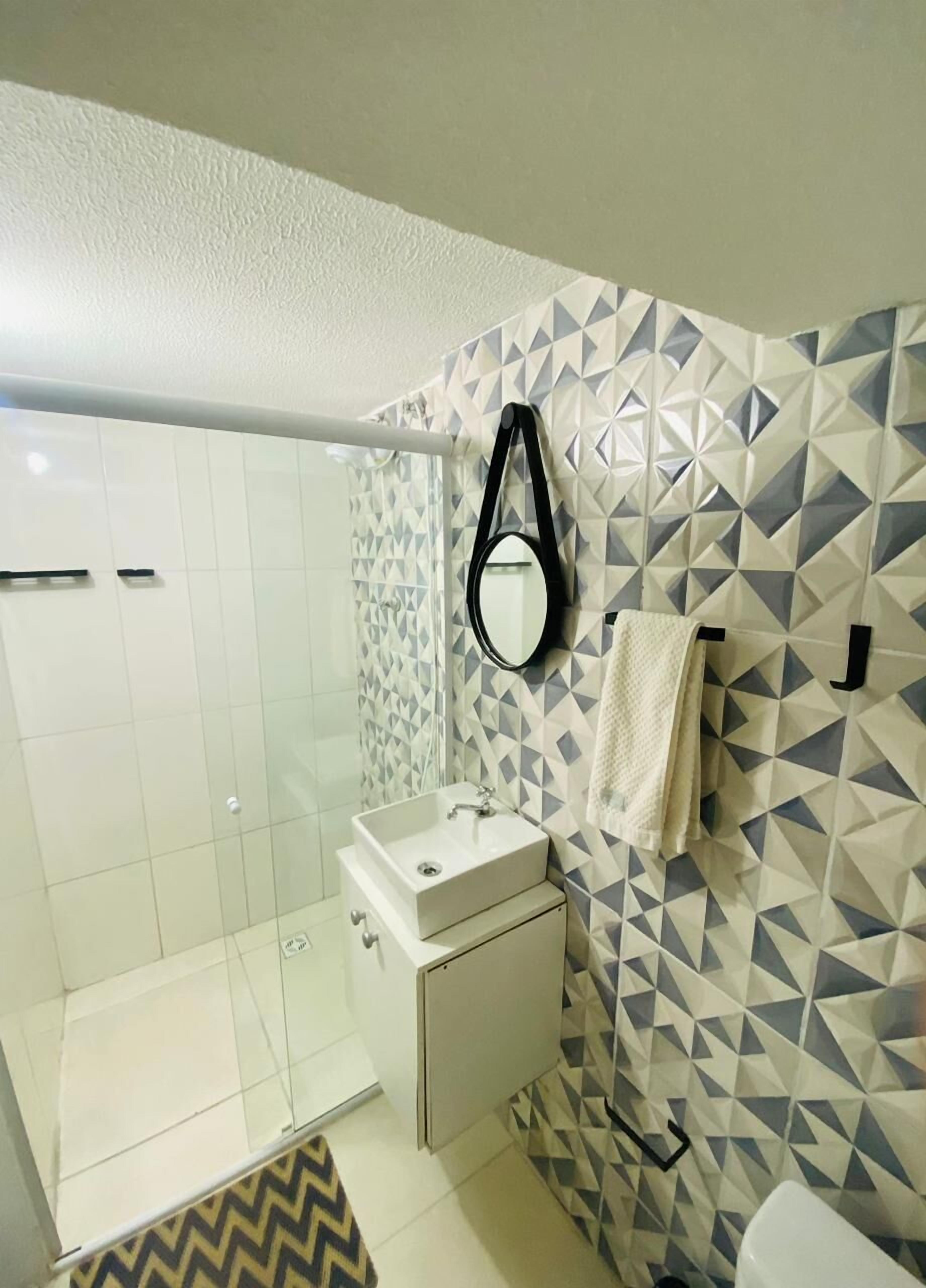 Estúdio conforto | Banheiro | Chuveiro, toalhas de banho, sabonete, shampoo