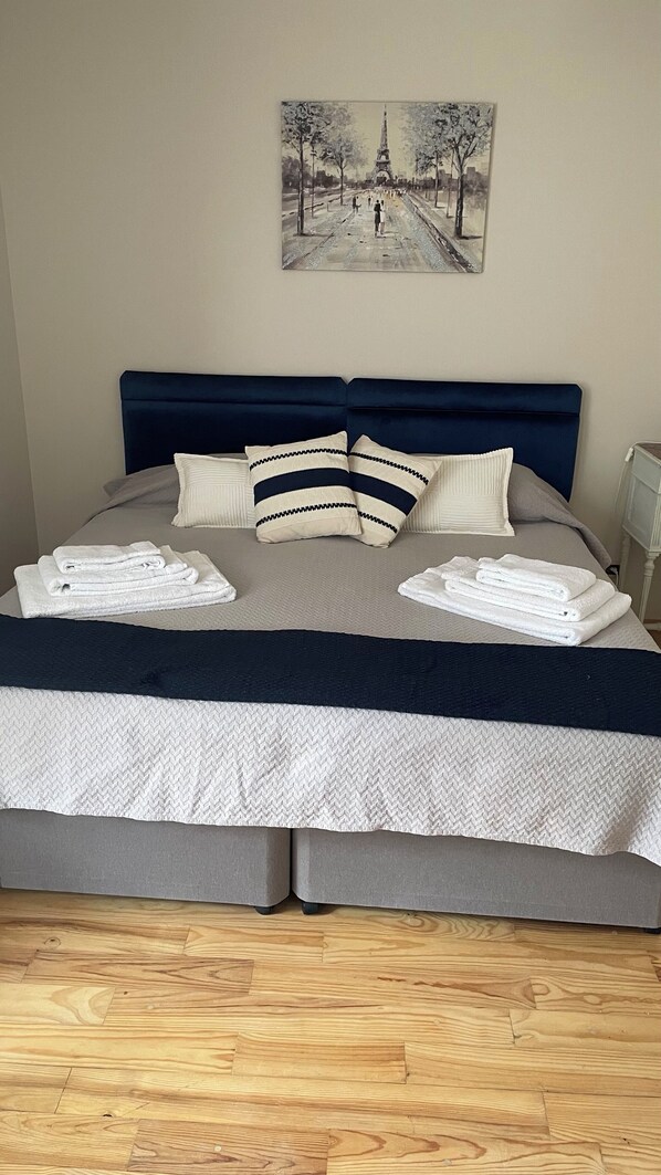 3 bedrooms, iron/ironing board, WiFi, bed sheets