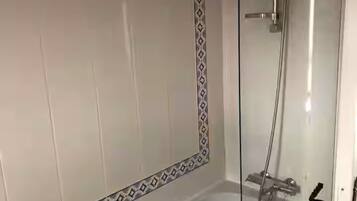 Douche, sĂšche-cheveux, serviettes fournies, savon