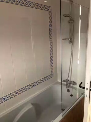 Dusche, Haartrockner, Handtücher, Seife