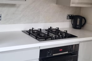 Réfrigérateur, four à micro-ondes, un four, surface de cuisson