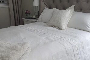 3 bedrooms, iron/ironing board, free WiFi, bed sheets - 3 Bedroom, Sleeps 6, Free Parking (Glasgow)