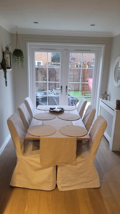 Stylish, Modern 3 Bedroom House, Free Parking