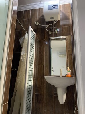 Douche, bidet, serviettes fournies, papier toilette