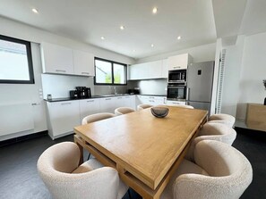Réfrigérateur, four à micro-ondes, un four, surface de cuisson