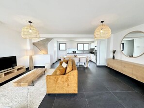 TV - Villa d’architecte contemporaine - Vue mer 180° (Larmor-Plage)