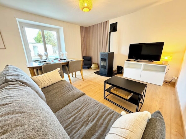 TV, fireplace