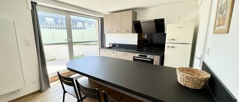 Een koelkast, een microgolfoven, een oven, een kookplaat