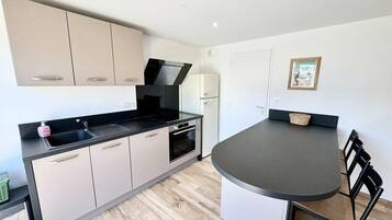 Een koelkast, een microgolfoven, een oven, een kookplaat