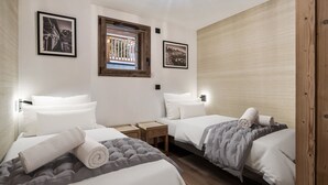 Ein Hotelzimmer mit zwei Betten, einem kleinen Tisch und einem Fenster.