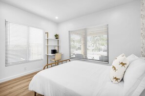 2 bedrooms, desk, iron/ironing board, travel cot - Cozy Home, Close to Downtown, Beach & Las Olas (Fort Lauderdale)