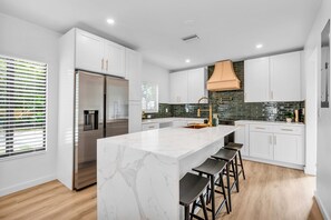 Fridge, microwave, oven, stovetop - Cozy Home, Close to Downtown, Beach & Las Olas (Fort Lauderdale)