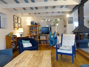 TV, ping pong - Spacious house 500m from beach, family-friendly, garden with children's games (Sarzeau)