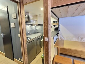 Køleskab, mikrobølgeovn, opvaskemaskine, kaffe-/temaskine