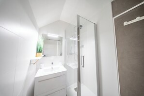 Sèche-cheveux, papier toilette
