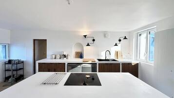 Réfrigérateur, micro-ondes, four, plaque de cuisson