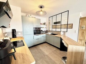 Réfrigérateur, micro-ondes, plaque de cuisson, cafetière/bouilloire