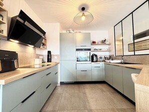 Fridge, microwave, stovetop, coffee/tea maker - T3 de standing - Vue océan 180 (Guidel)