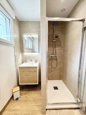 Shower, hair dryer, toilet paper - Lovely ! T2 neuf archi cosy 1 (Quimperlé)