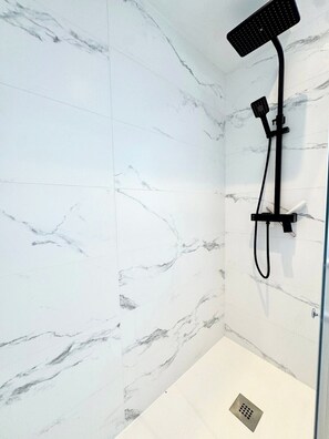Douche, sèche-cheveux, papier toilette