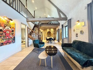 Televisión, chimenea y libros 