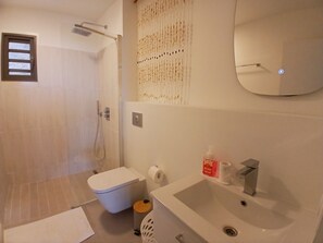 Shower, towels - TAHITI - Paradise Hills Appt (Faa´a)