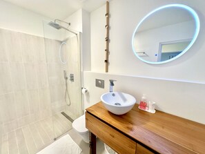 Een douche, handdoeken