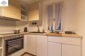 Fridge, microwave, oven, stovetop - Tree House by TuscanyWeGo (Pisa)