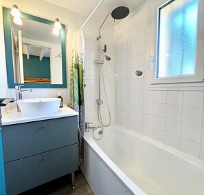 Shower, hair dryer, toilet paper