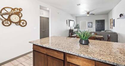 Modern 2BR 2BA Home King Bed Smart TV C
