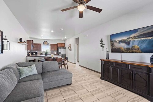 Modern 2BR 2BA Home   King Bed   Smart TV C