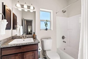 Shower, hair dryer, towels, shampoo - Modern 2BR 2BA Home   King Bed   Smart TV C (El Paso)