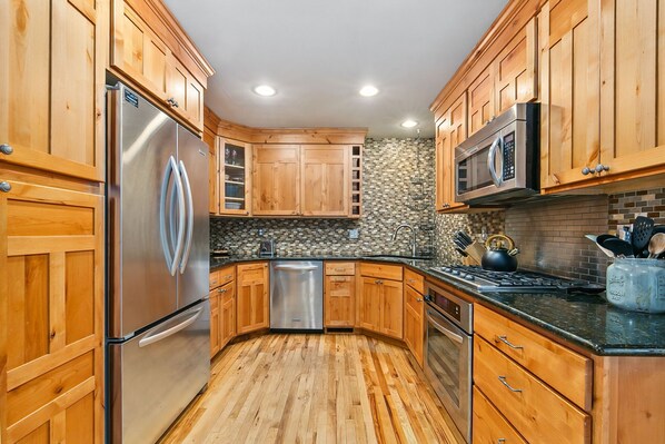 Frigorífico, microondas, horno y placa de cocina