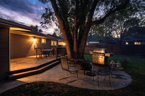 Outdoor dining - The Rustic Retreat - Pet Friendly w/ Fenced Yard (Fort Collins)