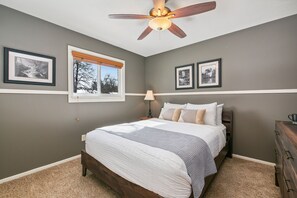 5 Schlafzimmer, Schreibtisch, Bügeleisen/Bügelbrett, Reisekinderbett