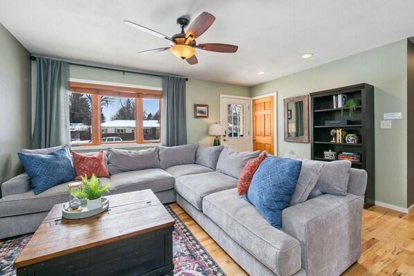 Älytelevisio, pöytätennispöytä, kirjoja, työhuone