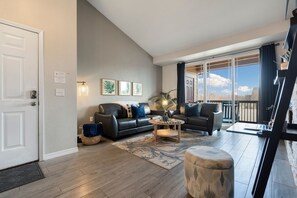 Smart TV, fireplace, books - Timberline Retreat – King Bed, Fireplace & Pool! (Fort Collins)